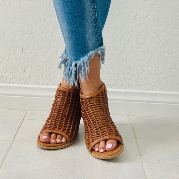 NIB Golden Tan Woven Block Heel Gladiator Sandal - Picture 7 of 7